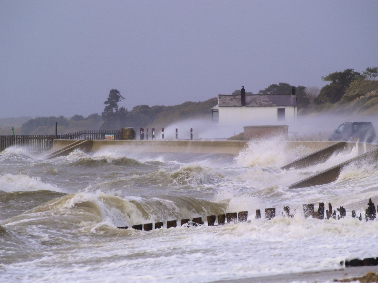 Storm Eunice: red alert in Ireland and England